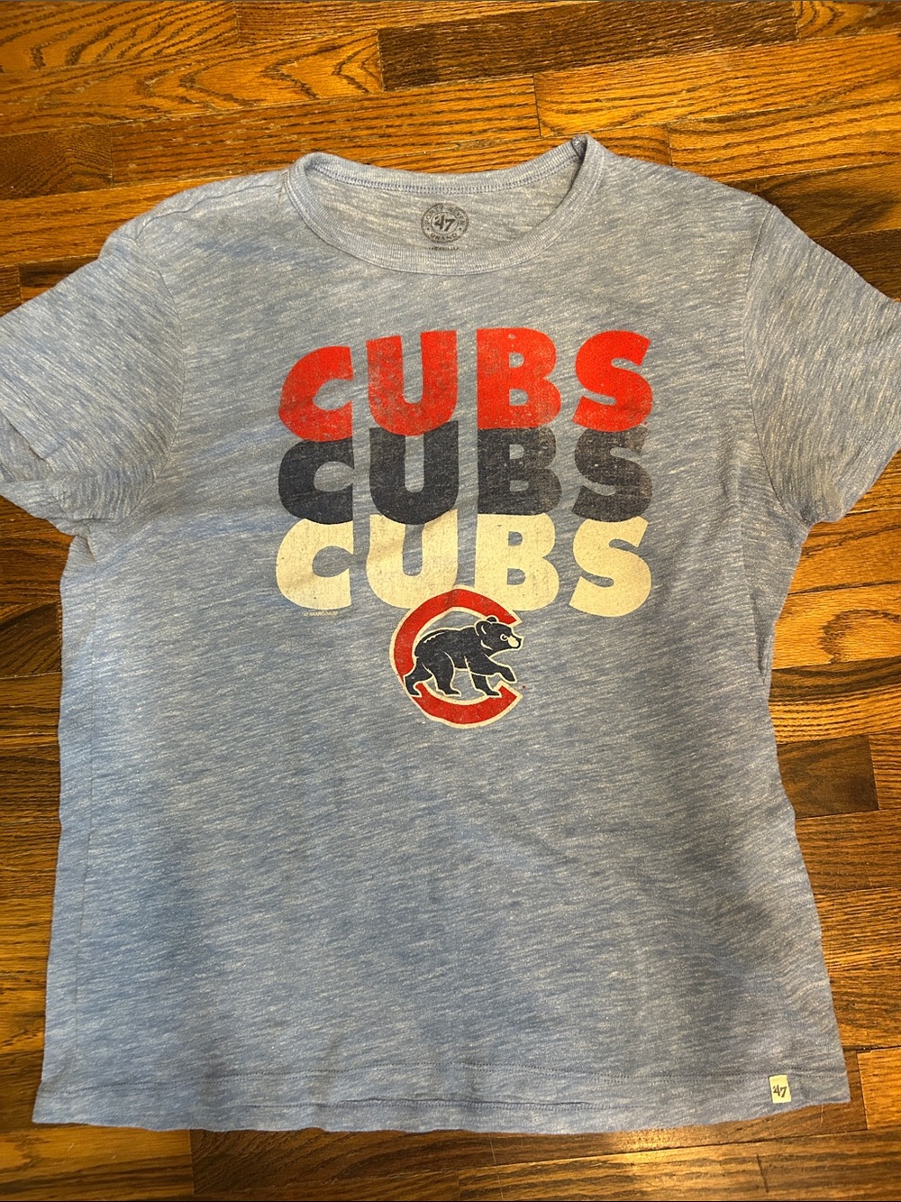 47 Brand Women’s Light Gray Chicago Cubs Graphic Tee